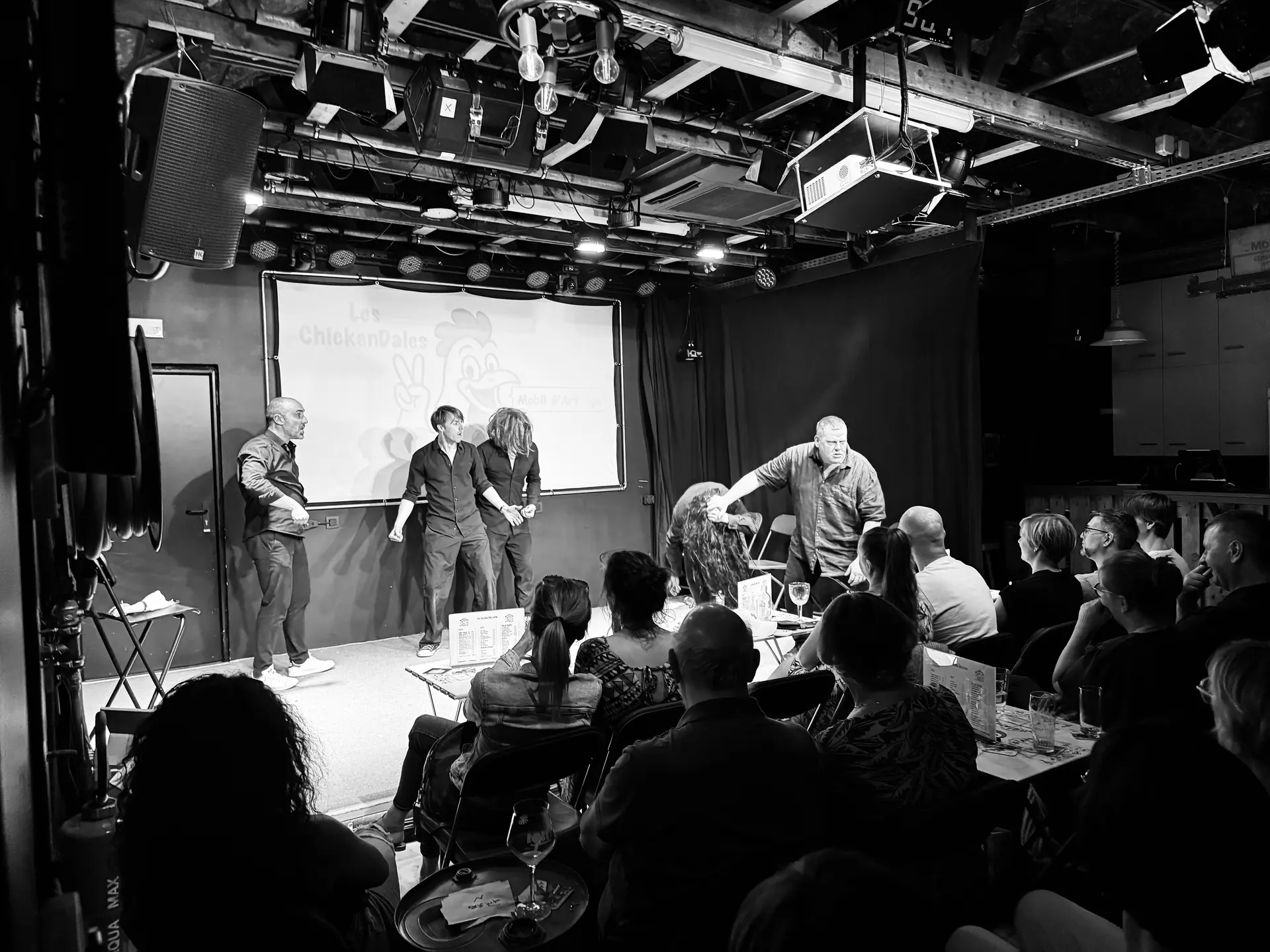 Les Chickendales sur scène, salle pleine