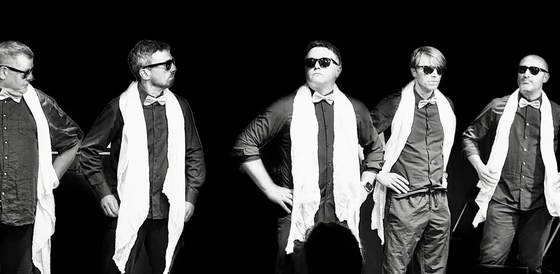 La troupe au complet en ligne sur le plateau