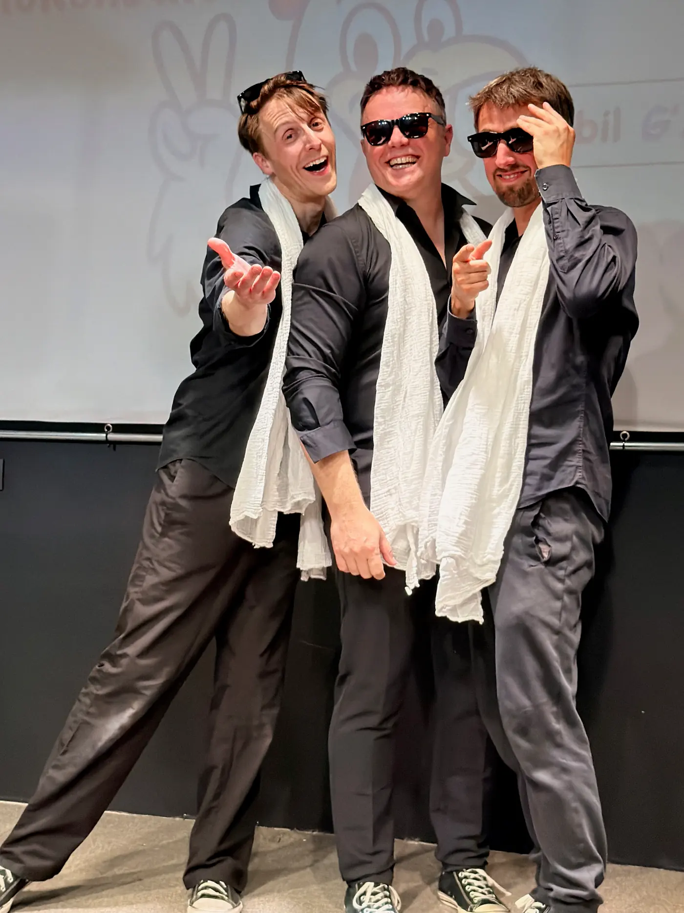 Trois comédiens en pleine scène d’improvisation